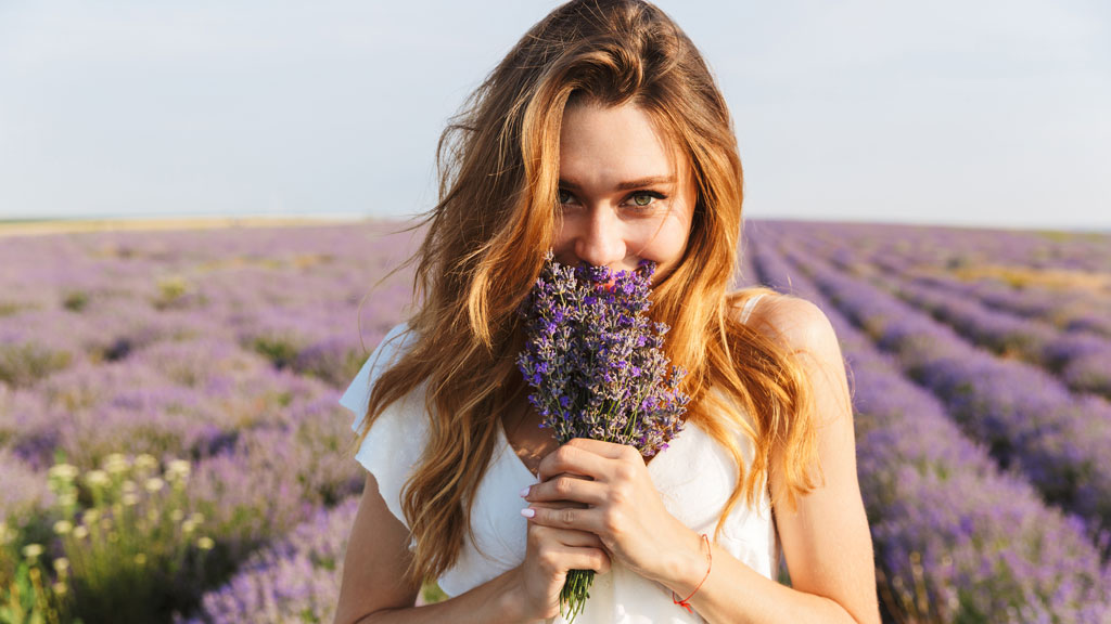 Visiteuse découvrant les senteurs de lavande lors d'une initiation olfactive en distillerie provençale