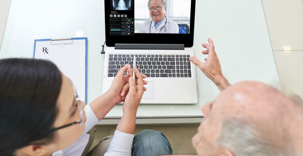 Pharmacien aidant un patient lors d'une téléconsultation médicale dans un espace dédié d'une pharmacie